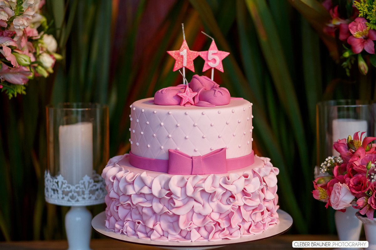 Linda festa de 15 anos fotografada pelo fotografo de casamento de caxias do sul Cleber Brauner, a Debutande estava
simplesmente linda a festa ocorreu na Vinícoça Lovara no Vale dos vinhedos em Bento Gonçalves.