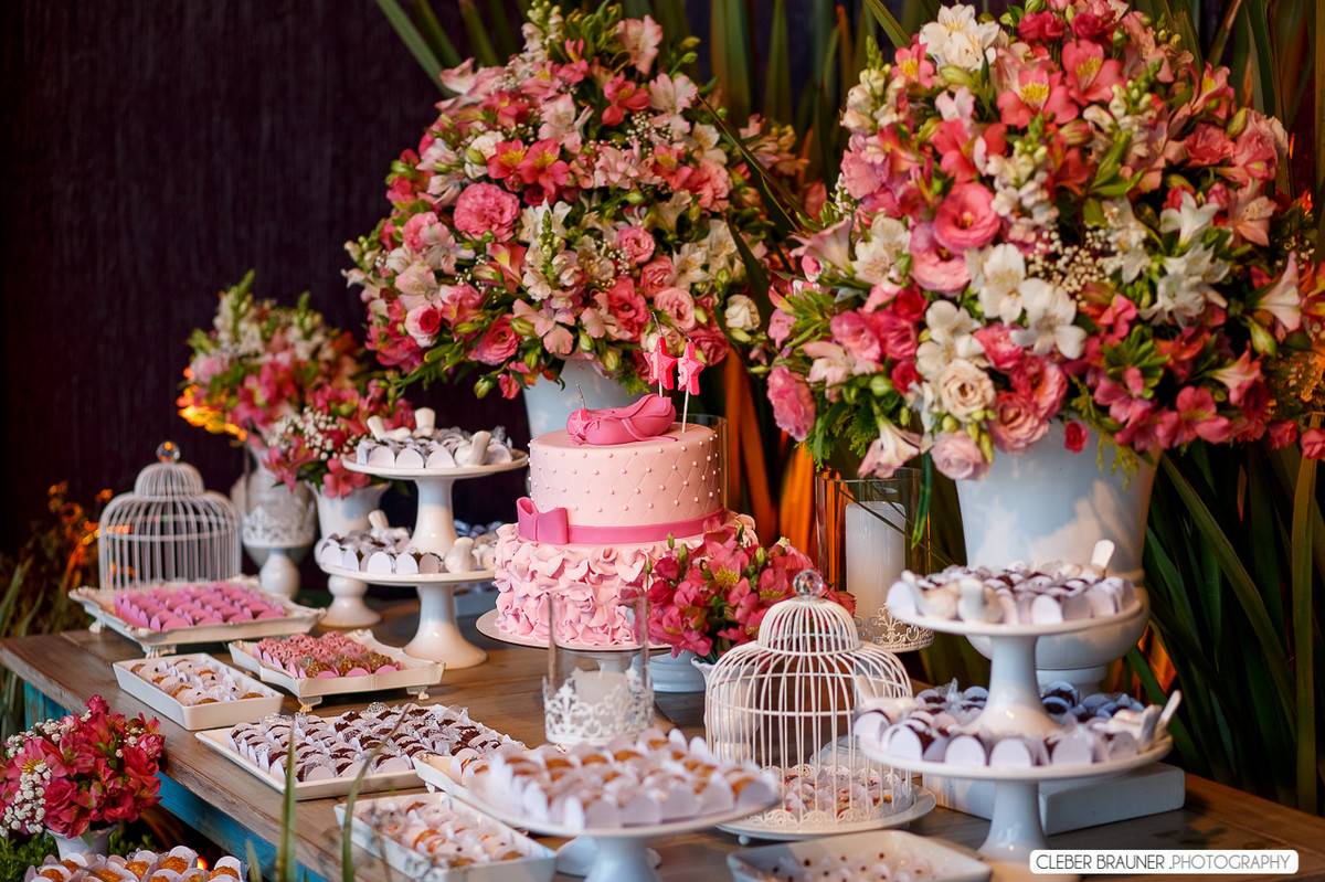 Linda festa de 15 anos fotografada pelo fotografo de casamento de caxias do sul Cleber Brauner, a Debutande estava
simplesmente linda a festa ocorreu na Vinícoça Lovara no Vale dos vinhedos em Bento Gonçalves.