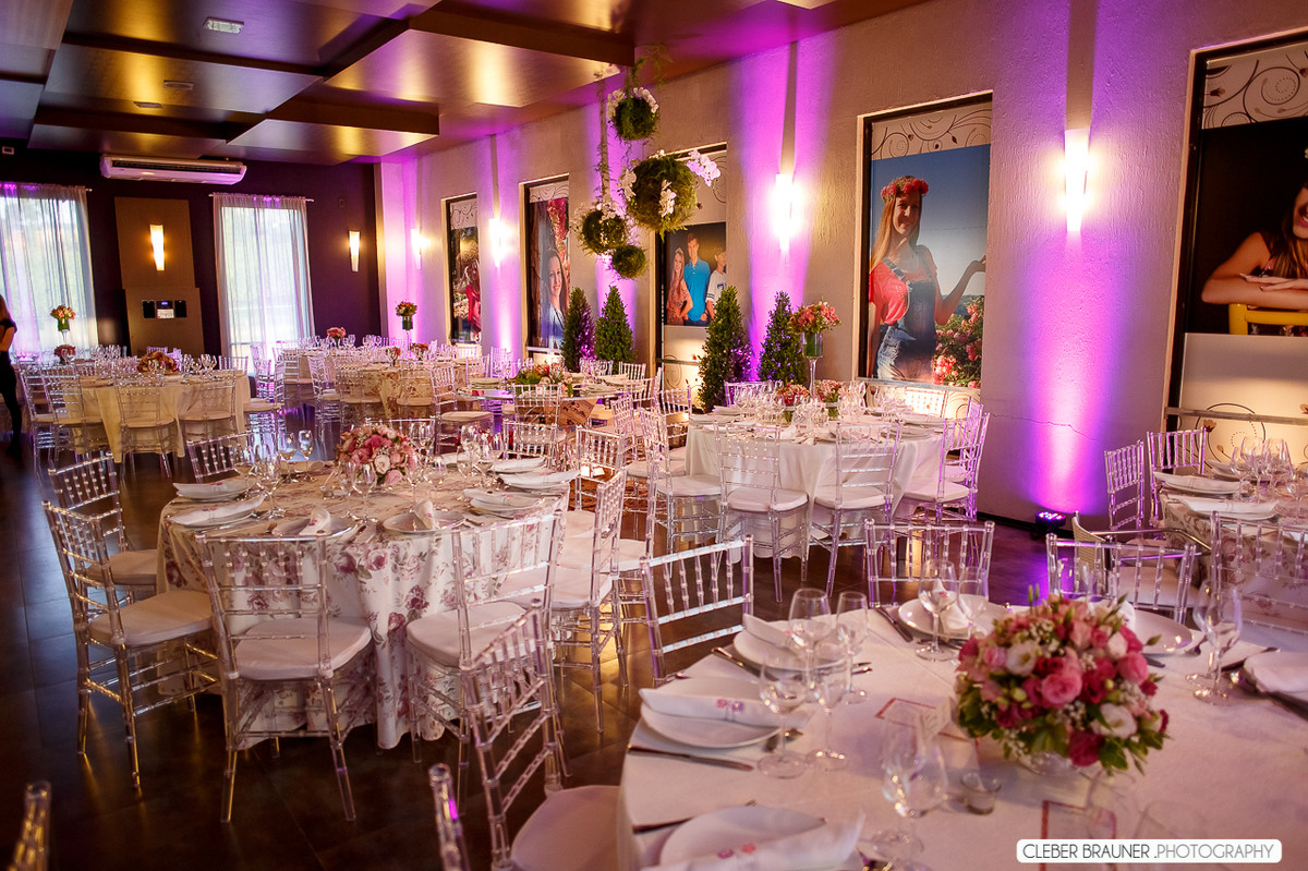 Linda festa de 15 anos fotografada pelo fotografo de casamento de caxias do sul Cleber Brauner, a Debutande estava
simplesmente linda a festa ocorreu na Vinícoça Lovara no Vale dos vinhedos em Bento Gonçalves.