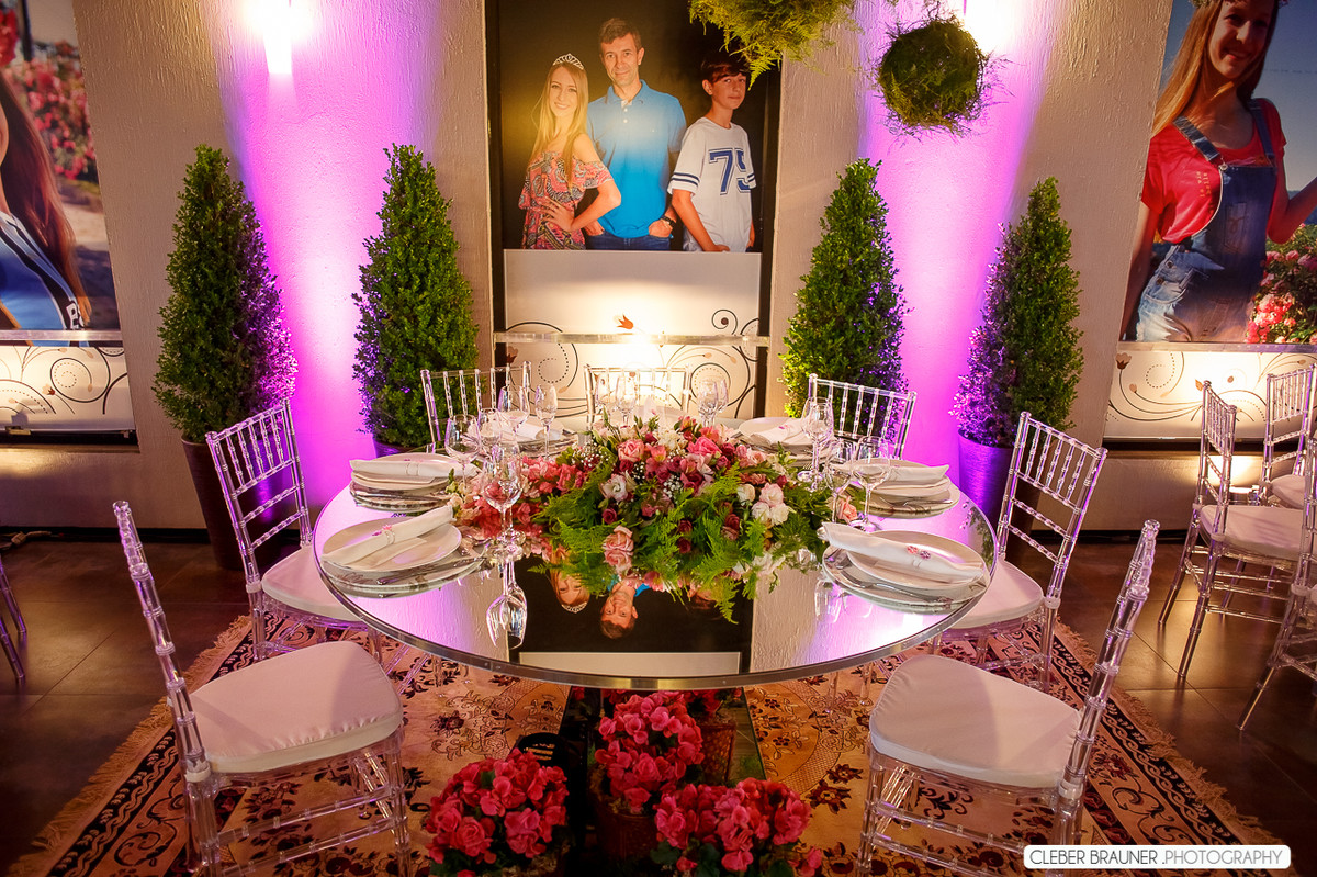 Linda festa de 15 anos fotografada pelo fotografo de casamento de caxias do sul Cleber Brauner, a Debutande estava
simplesmente linda a festa ocorreu na Vinícoça Lovara no Vale dos vinhedos em Bento Gonçalves.