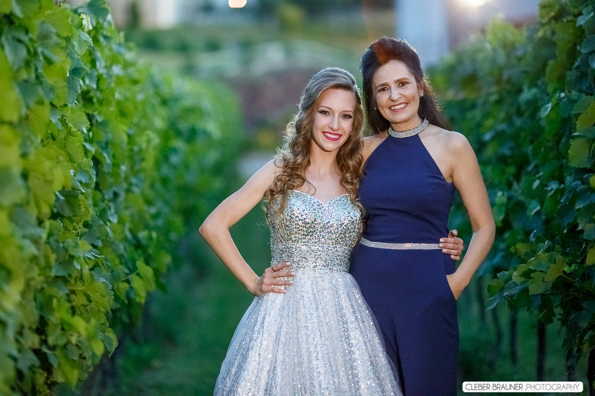 Linda festa de 15 anos fotografada pelo fotografo de casamento de caxias do sul Cleber Brauner, a Debutande estava
simplesmente linda a festa ocorreu na Vinícoça Lovara no Vale dos vinhedos em Bento Gonçalves.
