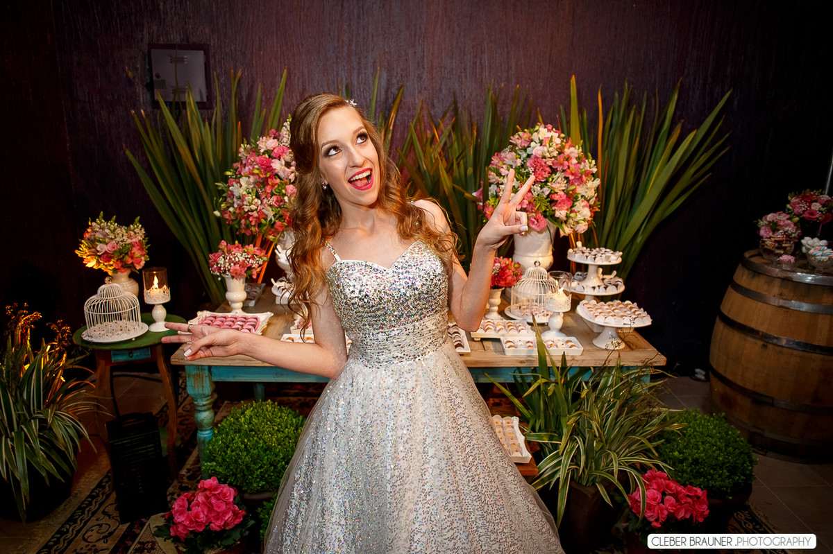 Linda festa de 15 anos fotografada pelo fotografo de casamento de caxias do sul Cleber Brauner, a Debutande estava
simplesmente linda a festa ocorreu na Vinícoça Lovara no Vale dos vinhedos em Bento Gonçalves.