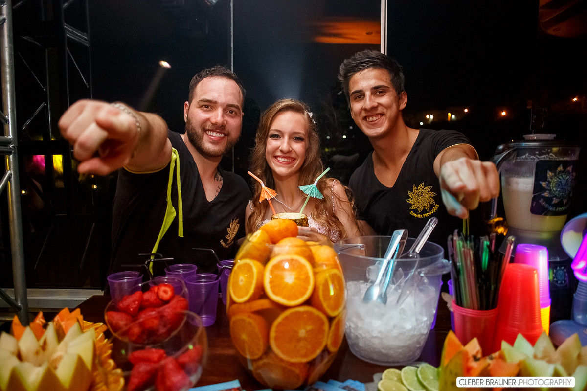 Linda festa de 15 anos fotografada pelo fotografo de casamento de caxias do sul Cleber Brauner, a Debutande estava
simplesmente linda a festa ocorreu na Vinícoça Lovara no Vale dos vinhedos em Bento Gonçalves.