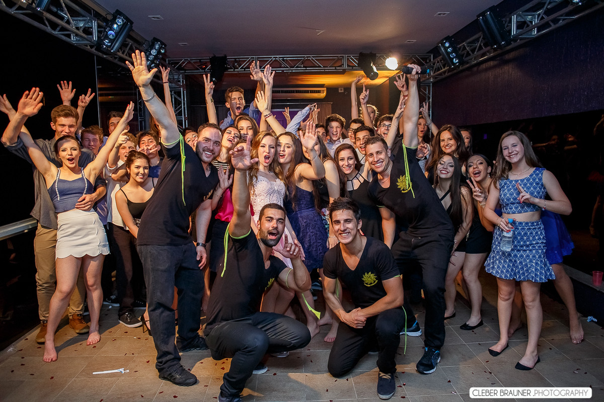 Linda festa de 15 anos fotografada pelo fotografo de casamento de caxias do sul Cleber Brauner, a Debutande estava
simplesmente linda a festa ocorreu na Vinícoça Lovara no Vale dos vinhedos em Bento Gonçalves.