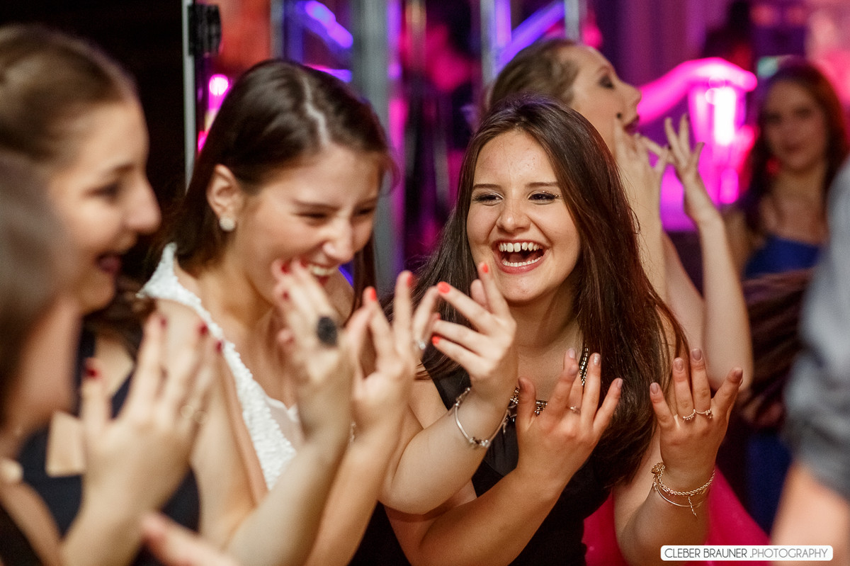 Linda festa de 15 anos fotografada pelo fotografo de casamento de caxias do sul Cleber Brauner, a Debutande estava
simplesmente linda a festa ocorreu na Vinícoça Lovara no Vale dos vinhedos em Bento Gonçalves.