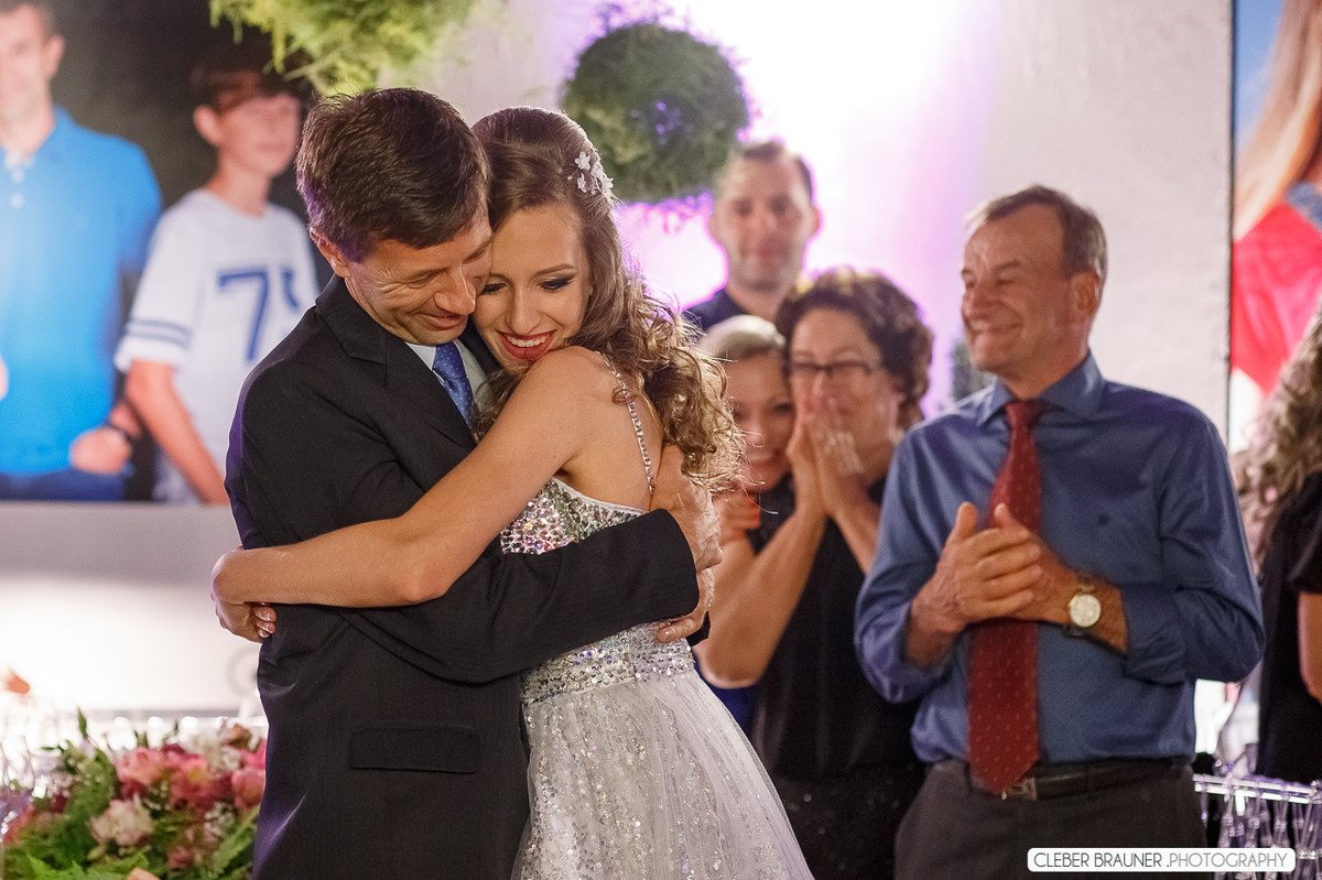 Linda festa de 15 anos fotografada pelo fotografo de casamento de caxias do sul Cleber Brauner, a Debutande estava
simplesmente linda a festa ocorreu na Vinícoça Lovara no Vale dos vinhedos em Bento Gonçalves.
