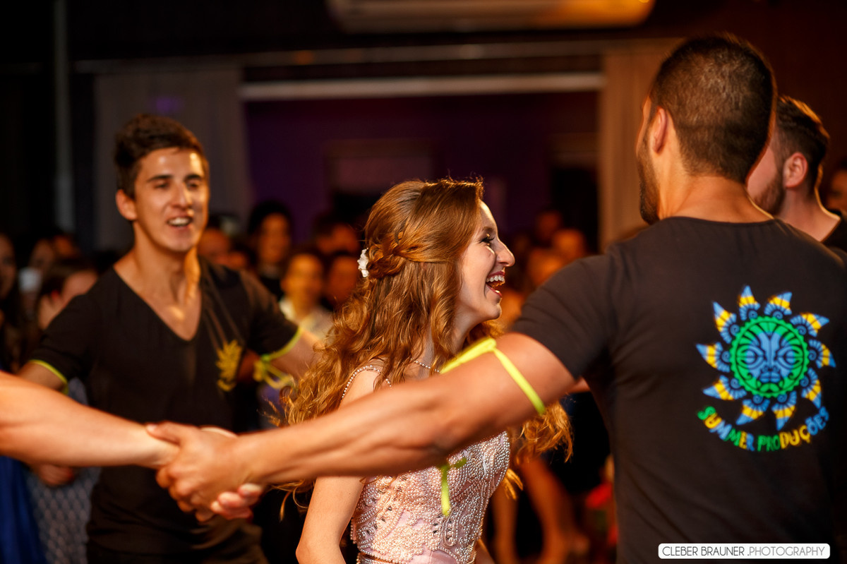 Linda festa de 15 anos fotografada pelo fotografo de casamento de caxias do sul Cleber Brauner, a Debutande estava
simplesmente linda a festa ocorreu na Vinícoça Lovara no Vale dos vinhedos em Bento Gonçalves.