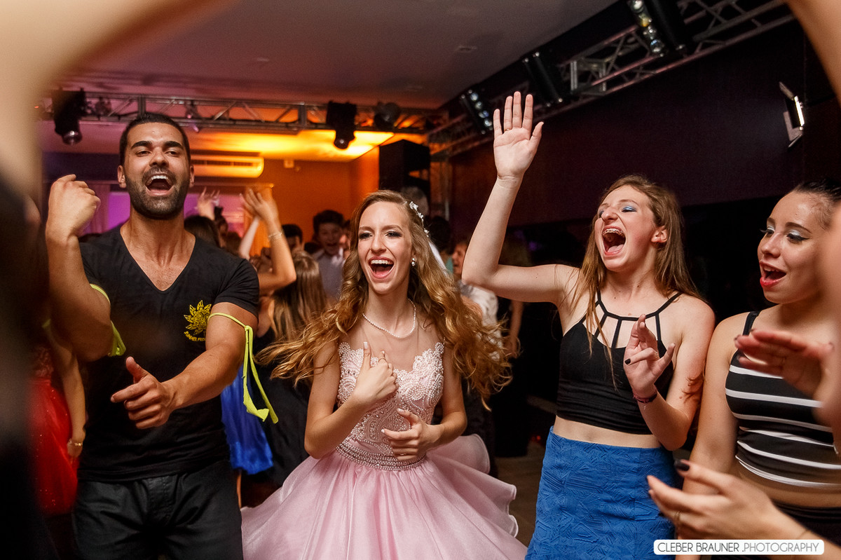 Linda festa de 15 anos fotografada pelo fotografo de casamento de caxias do sul Cleber Brauner, a Debutande estava
simplesmente linda a festa ocorreu na Vinícoça Lovara no Vale dos vinhedos em Bento Gonçalves.