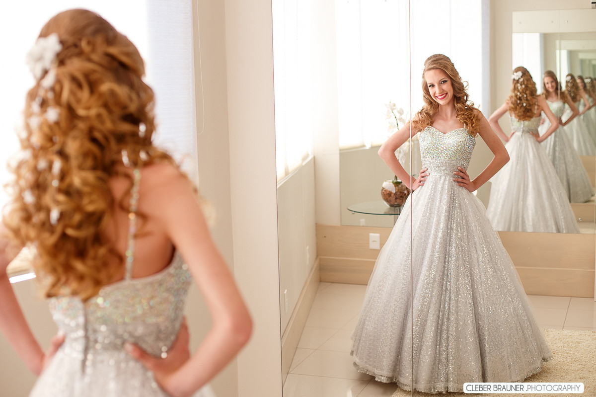 Linda festa de 15 anos fotografada pelo fotografo de casamento de caxias do sul Cleber Brauner, a Debutande estava
simplesmente linda a festa ocorreu na Vinícoça Lovara no Vale dos vinhedos em Bento Gonçalves.