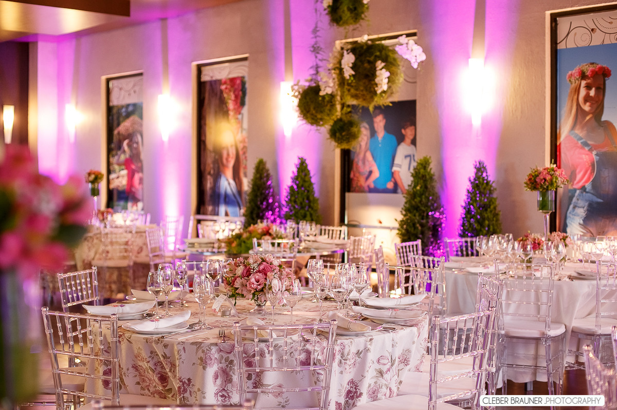 Linda festa de 15 anos fotografada pelo fotografo de casamento de caxias do sul Cleber Brauner, a Debutande estava
simplesmente linda a festa ocorreu na Vinícoça Lovara no Vale dos vinhedos em Bento Gonçalves.