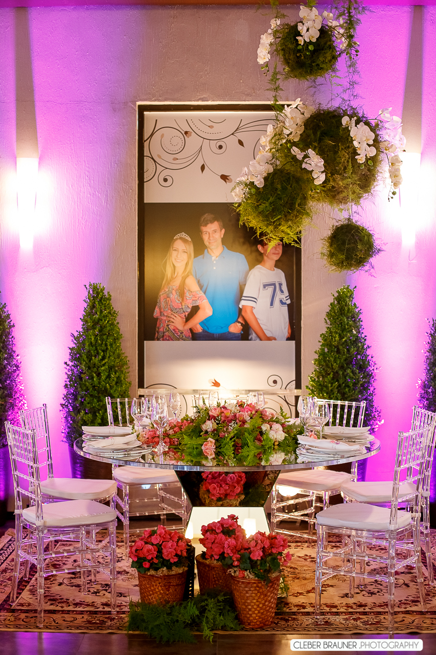 Linda festa de 15 anos fotografada pelo fotografo de casamento de caxias do sul Cleber Brauner, a Debutande estava
simplesmente linda a festa ocorreu na Vinícoça Lovara no Vale dos vinhedos em Bento Gonçalves.