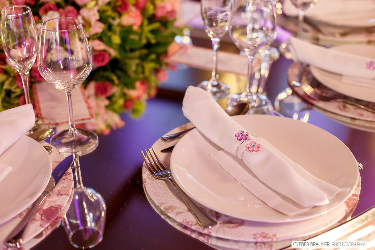 Linda festa de 15 anos fotografada pelo fotografo de casamento de caxias do sul Cleber Brauner, a Debutande estava
simplesmente linda a festa ocorreu na Vinícoça Lovara no Vale dos vinhedos em Bento Gonçalves.