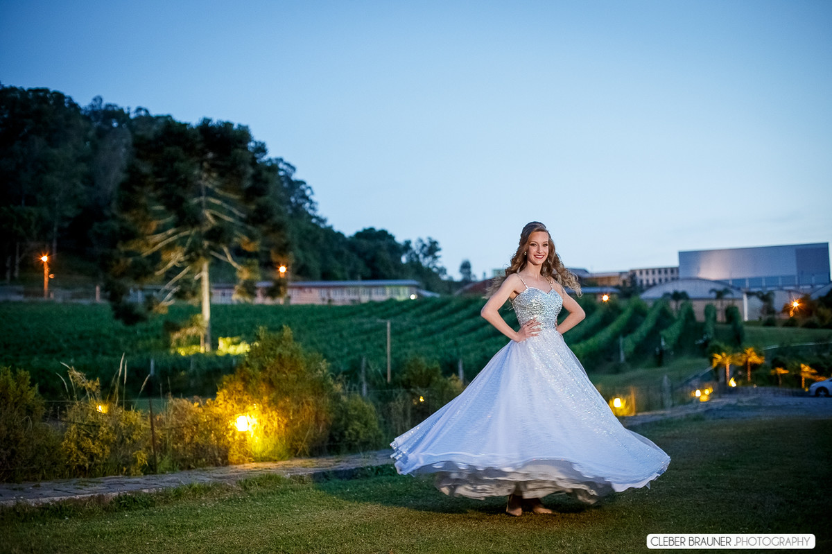 Linda festa de 15 anos fotografada pelo fotografo de casamento de caxias do sul Cleber Brauner, a Debutande estava
simplesmente linda a festa ocorreu na Vinícoça Lovara no Vale dos vinhedos em Bento Gonçalves.