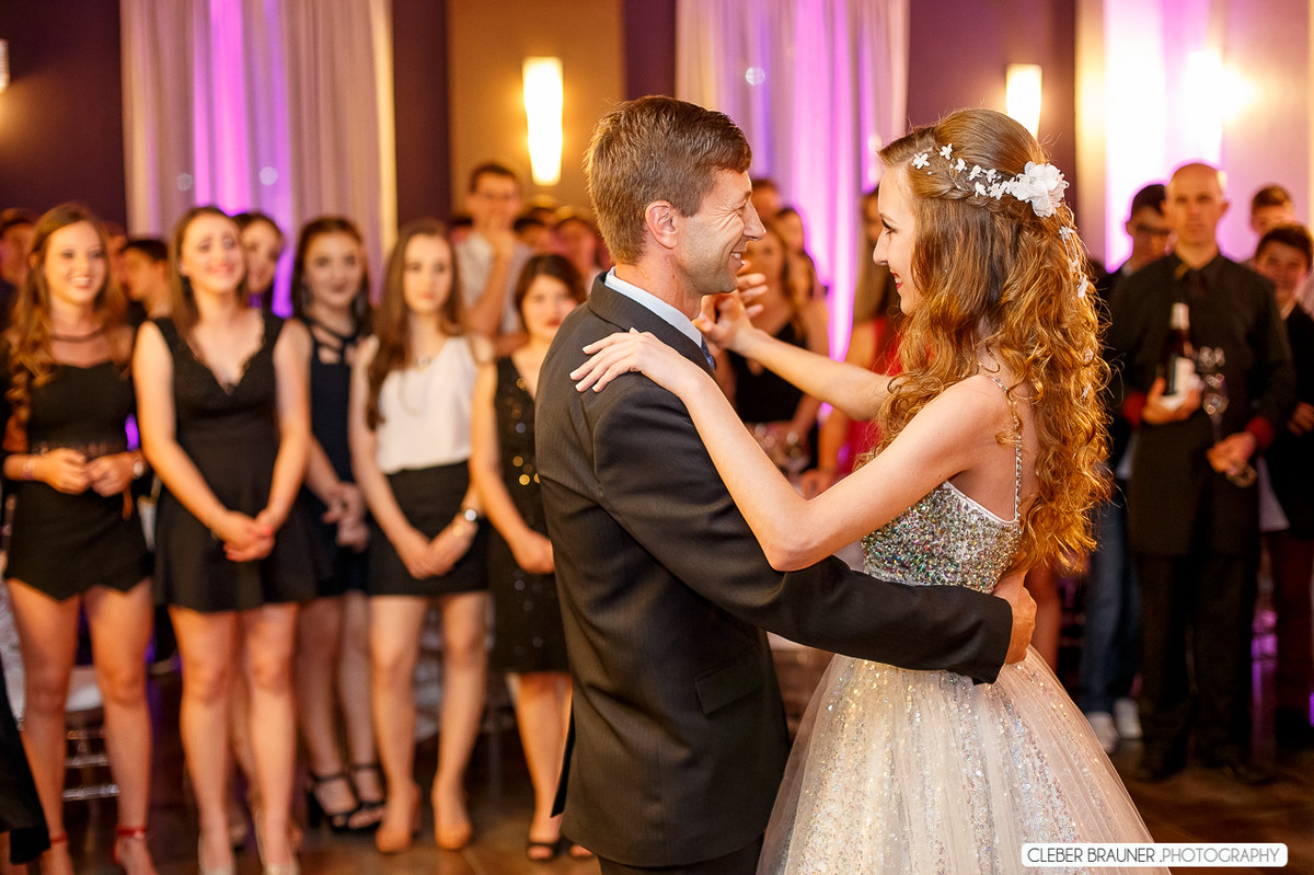 Linda festa de 15 anos fotografada pelo fotografo de casamento de caxias do sul Cleber Brauner, a Debutande estava
simplesmente linda a festa ocorreu na Vinícoça Lovara no Vale dos vinhedos em Bento Gonçalves.