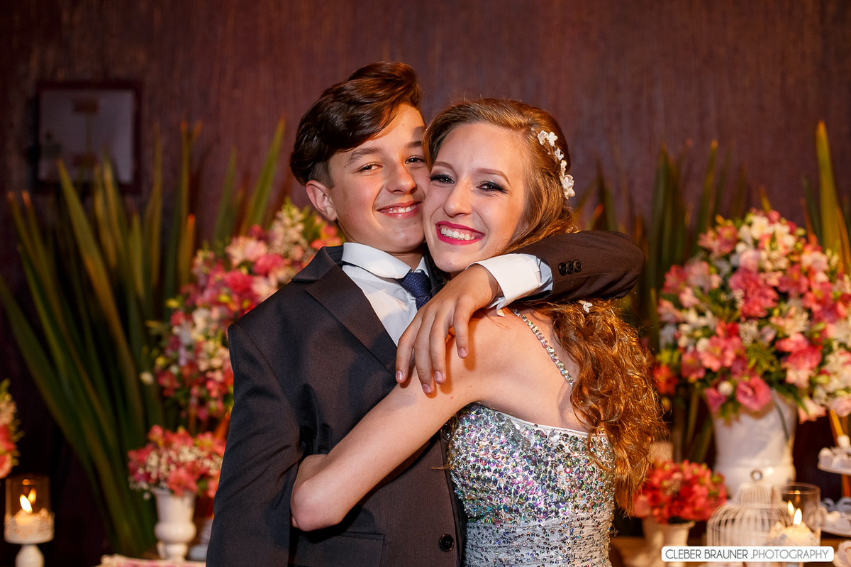 Linda festa de 15 anos fotografada pelo fotografo de casamento de caxias do sul Cleber Brauner, a Debutande estava
simplesmente linda a festa ocorreu na Vinícoça Lovara no Vale dos vinhedos em Bento Gonçalves.