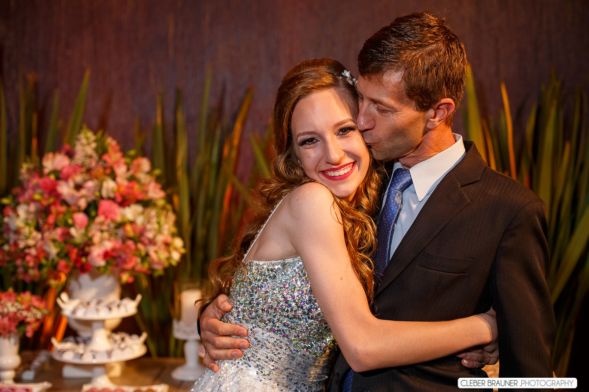 Linda festa de 15 anos fotografada pelo fotografo de casamento de caxias do sul Cleber Brauner, a Debutande estava
simplesmente linda a festa ocorreu na Vinícoça Lovara no Vale dos vinhedos em Bento Gonçalves.