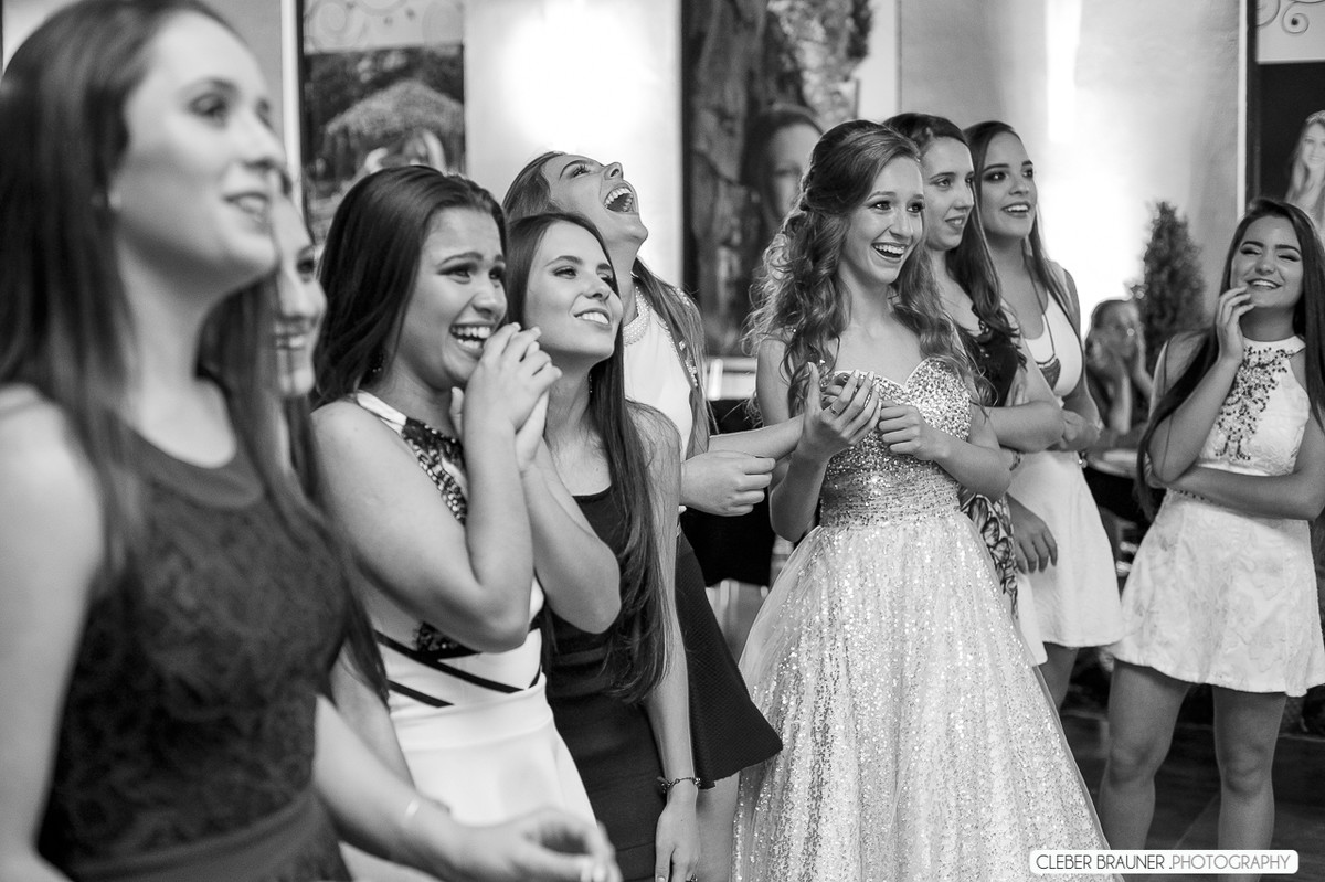 Linda festa de 15 anos fotografada pelo fotografo de casamento de caxias do sul Cleber Brauner, a Debutande estava
simplesmente linda a festa ocorreu na Vinícoça Lovara no Vale dos vinhedos em Bento Gonçalves.