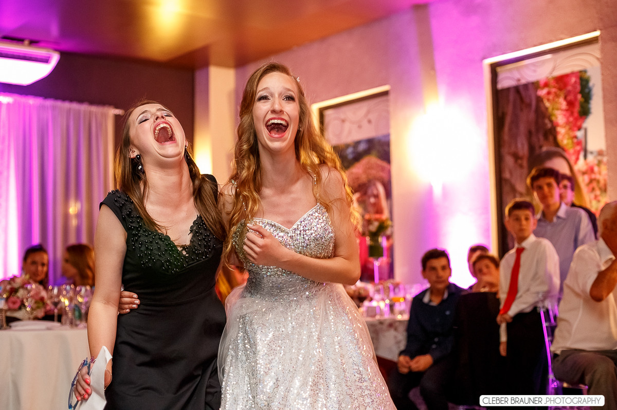 Linda festa de 15 anos fotografada pelo fotografo de casamento de caxias do sul Cleber Brauner, a Debutande estava
simplesmente linda a festa ocorreu na Vinícoça Lovara no Vale dos vinhedos em Bento Gonçalves.