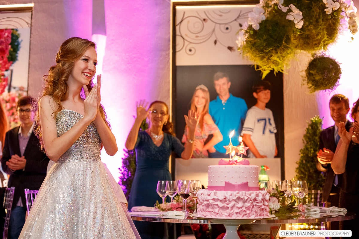 Linda festa de 15 anos fotografada pelo fotografo de casamento de caxias do sul Cleber Brauner, a Debutande estava
simplesmente linda a festa ocorreu na Vinícoça Lovara no Vale dos vinhedos em Bento Gonçalves.