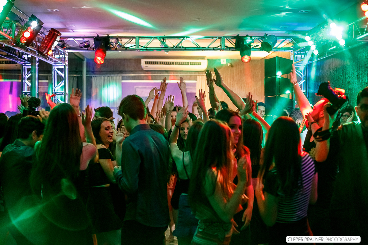Linda festa de 15 anos fotografada pelo fotografo de casamento de caxias do sul Cleber Brauner, a Debutande estava
simplesmente linda a festa ocorreu na Vinícoça Lovara no Vale dos vinhedos em Bento Gonçalves.