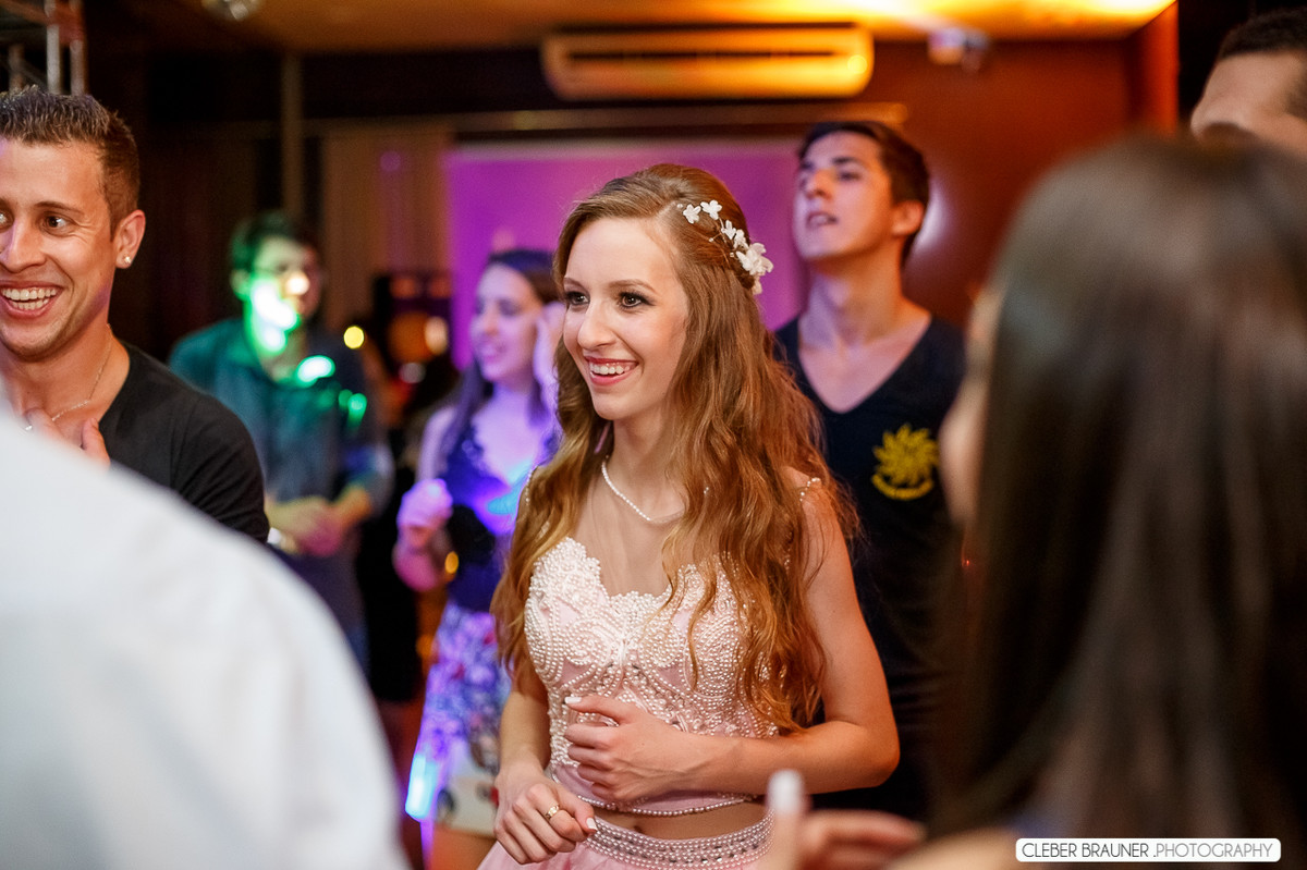 Linda festa de 15 anos fotografada pelo fotografo de casamento de caxias do sul Cleber Brauner, a Debutande estava
simplesmente linda a festa ocorreu na Vinícoça Lovara no Vale dos vinhedos em Bento Gonçalves.