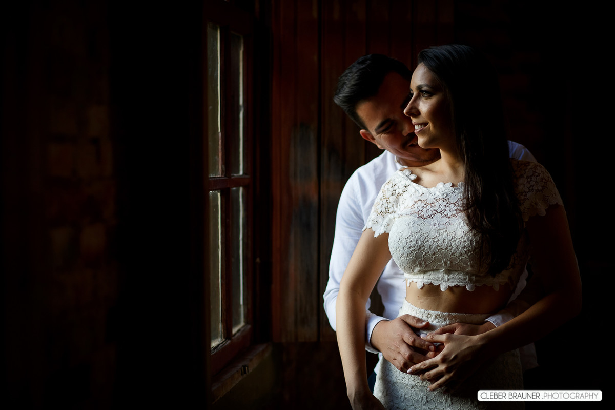 Lindo ensaio de casal, estilo trash the dress, fotos feitas pelo fotógrafo Cleber Brauner, o ensaio foi realizado na Caza Wilfrido em Gramado -Rs