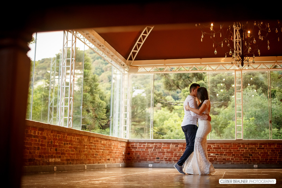 Lindo ensaio de casal, estilo trash the dress, fotos feitas pelo fotógrafo Cleber Brauner, o ensaio foi realizado na Caza Wilfrido em Gramado -Rs