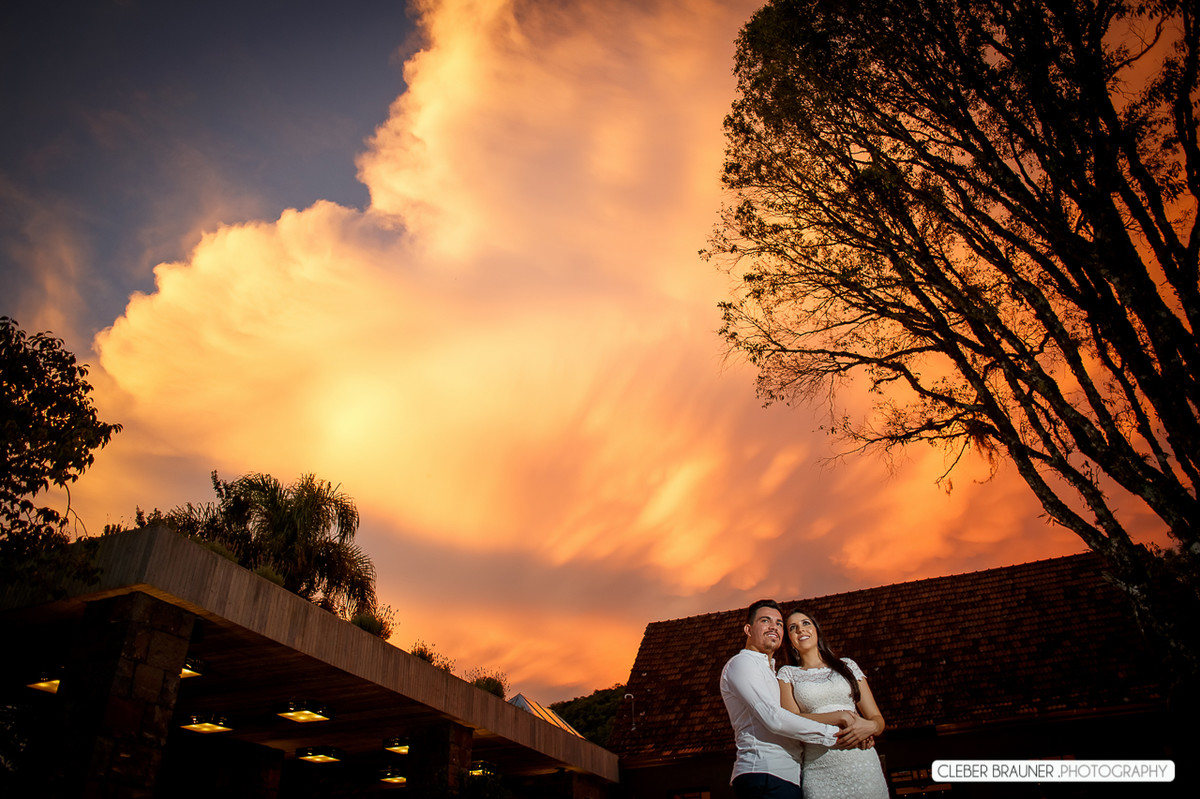 Lindo ensaio de casal, estilo trash the dress, fotos feitas pelo fotógrafo Cleber Brauner, o ensaio foi realizado na Caza Wilfrido em Gramado -Rs