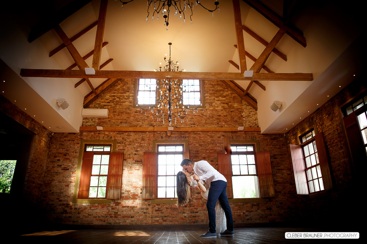 Lindo ensaio de casal, estilo trash the dress, fotos feitas pelo fotógrafo Cleber Brauner, o ensaio foi realizado na Caza Wilfrido em Gramado -Rs