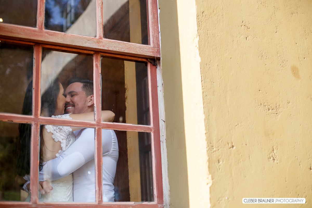 Lindo ensaio de casal, estilo trash the dress, fotos feitas pelo fotógrafo Cleber Brauner, o ensaio foi realizado na Caza Wilfrido em Gramado -Rs
