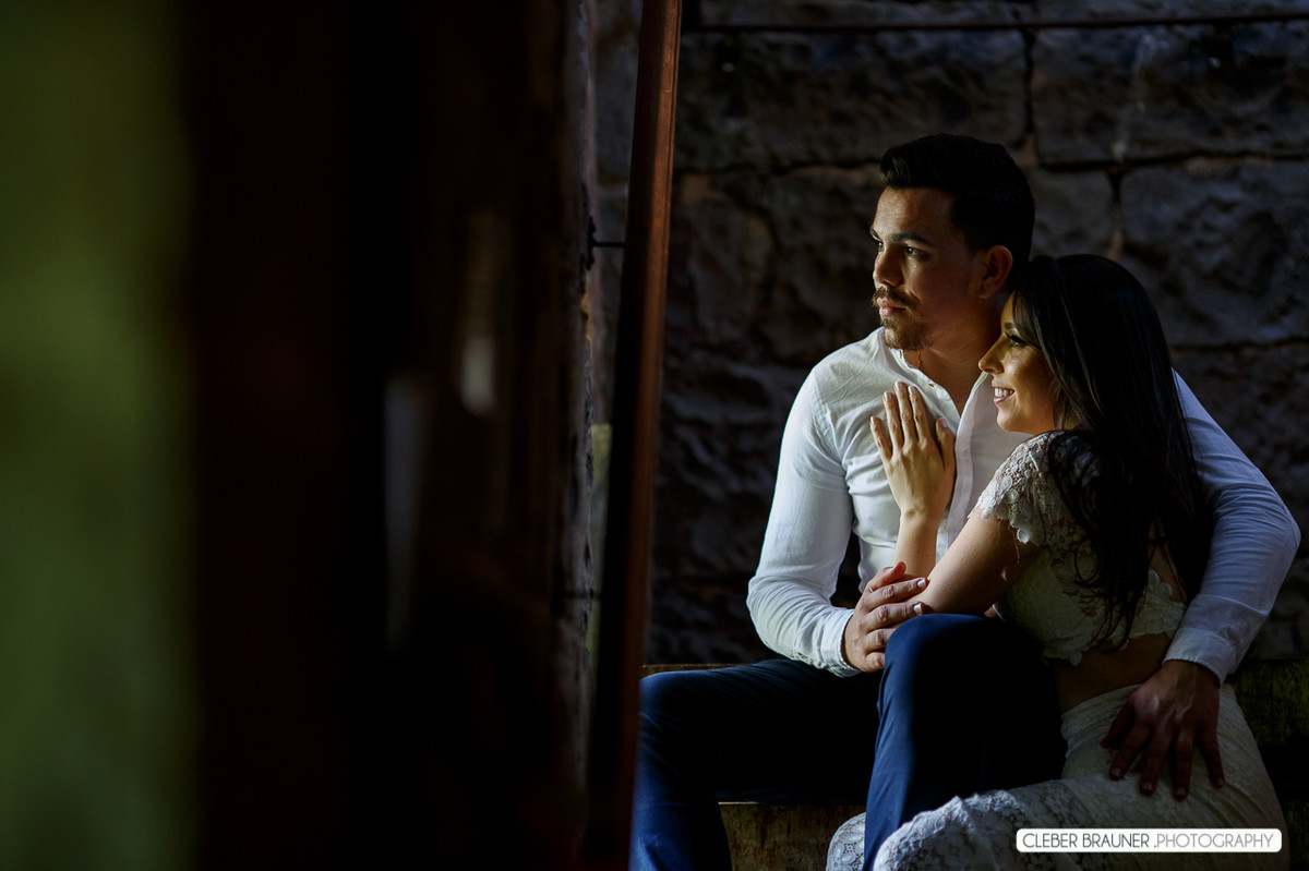 Lindo ensaio de casal, estilo trash the dress, fotos feitas pelo fotógrafo Cleber Brauner, o ensaio foi realizado na Caza Wilfrido em Gramado -Rs