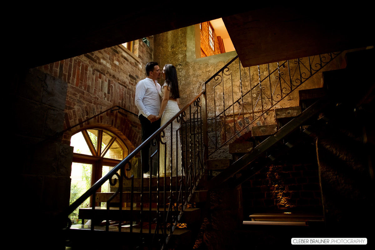 Lindo ensaio de casal, estilo trash the dress, fotos feitas pelo fotógrafo Cleber Brauner, o ensaio foi realizado na Caza Wilfrido em Gramado -Rs