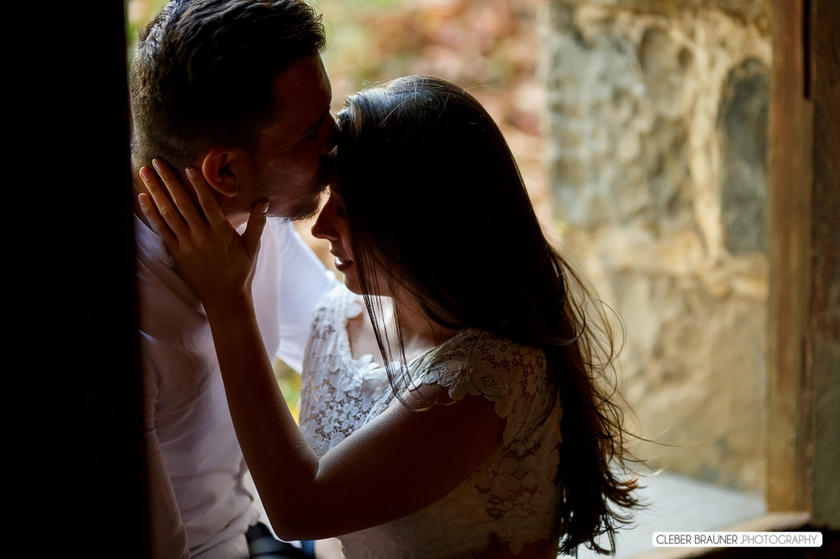 Lindo ensaio de casal, estilo trash the dress, fotos feitas pelo fotógrafo Cleber Brauner, o ensaio foi realizado na Caza Wilfrido em Gramado -Rs