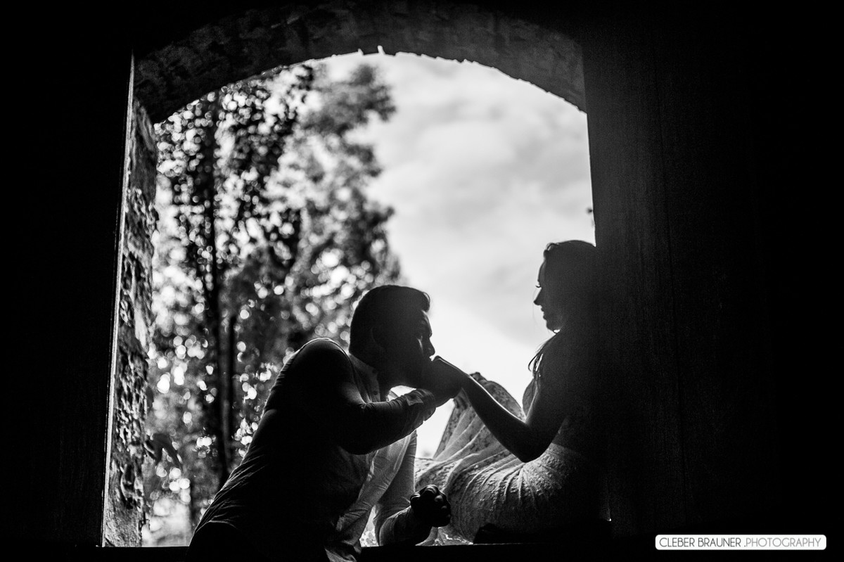 Lindo ensaio de casal, estilo trash the dress, fotos feitas pelo fotógrafo Cleber Brauner, o ensaio foi realizado na Caza Wilfrido em Gramado -Rs