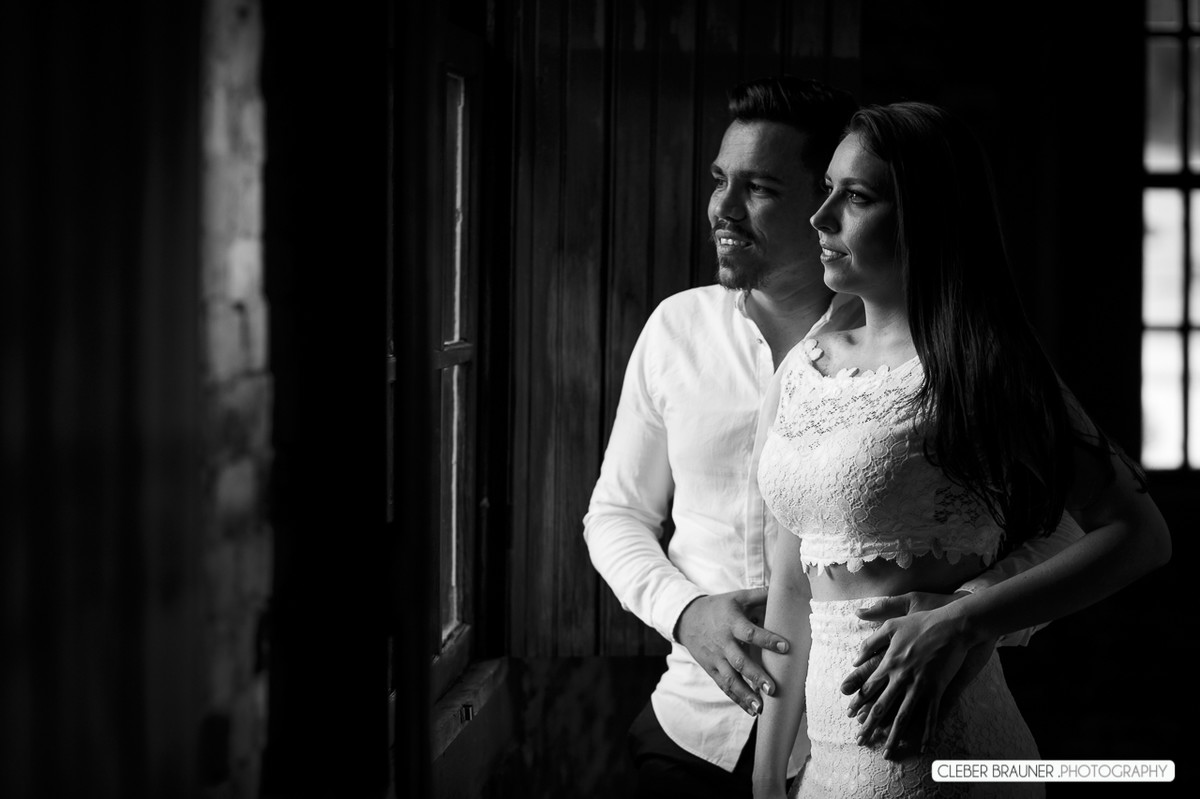 Lindo ensaio de casal, estilo trash the dress, fotos feitas pelo fotógrafo Cleber Brauner, o ensaio foi realizado na Caza Wilfrido em Gramado -Rs