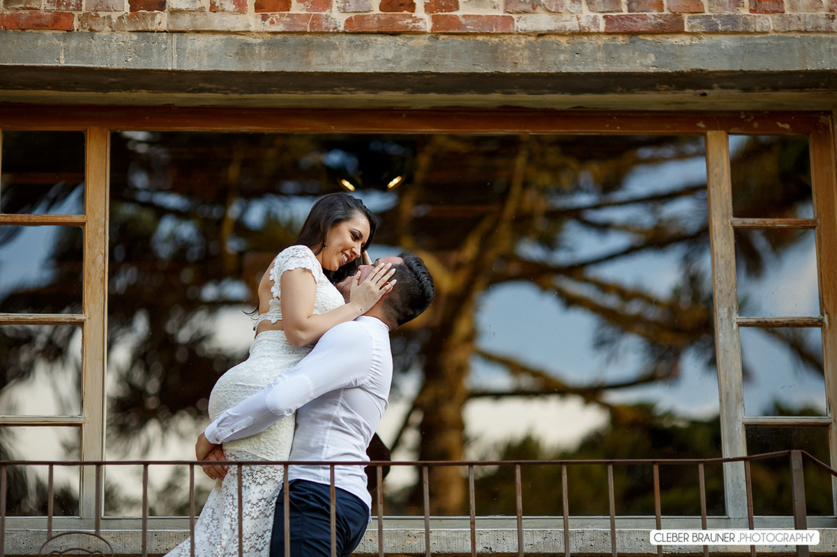 Lindo ensaio de casal, estilo trash the dress, fotos feitas pelo fotógrafo Cleber Brauner, o ensaio foi realizado na Caza Wilfrido em Gramado -Rs
