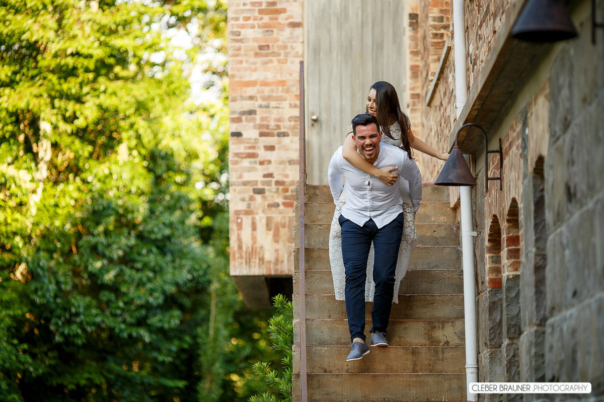 Lindo ensaio de casal, estilo trash the dress, fotos feitas pelo fotógrafo Cleber Brauner, o ensaio foi realizado na Caza Wilfrido em Gramado -Rs