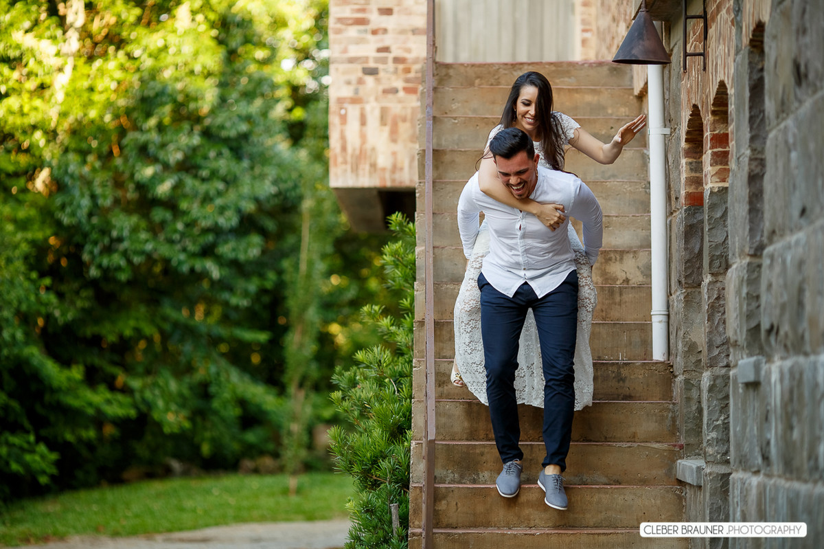 Lindo ensaio de casal, estilo trash the dress, fotos feitas pelo fotógrafo Cleber Brauner, o ensaio foi realizado na Caza Wilfrido em Gramado -Rs
