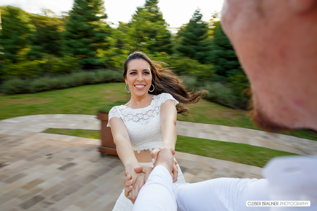 Lindo ensaio de casal, estilo trash the dress, fotos feitas pelo fotógrafo Cleber Brauner, o ensaio foi realizado na Caza Wilfrido em Gramado -Rs