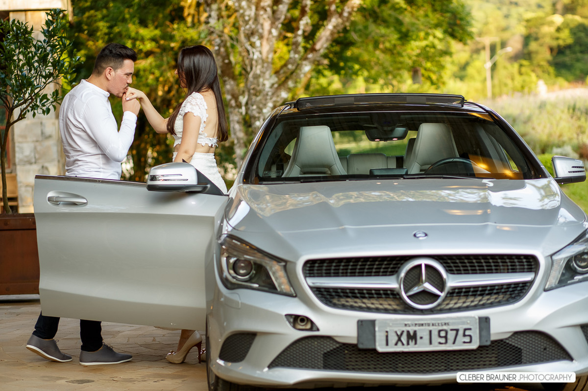 Lindo ensaio de casal, estilo trash the dress, fotos feitas pelo fotógrafo Cleber Brauner, o ensaio foi realizado na Caza Wilfrido em Gramado -Rs