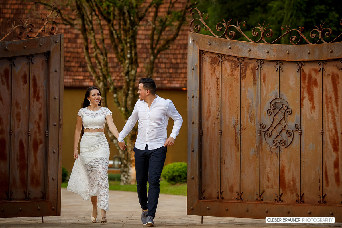 Lindo ensaio de casal, estilo trash the dress, fotos feitas pelo fotógrafo Cleber Brauner, o ensaio foi realizado na Caza Wilfrido em Gramado -Rs