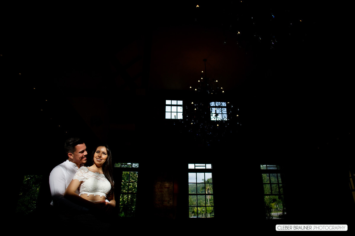 Lindo ensaio de casal, estilo trash the dress, fotos feitas pelo fotógrafo Cleber Brauner, o ensaio foi realizado na Caza Wilfrido em Gramado -Rs