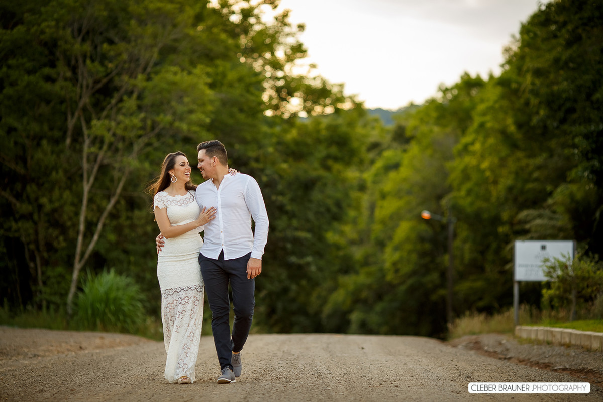 Lindo ensaio de casal, estilo trash the dress, fotos feitas pelo fotógrafo Cleber Brauner, o ensaio foi realizado na Caza Wilfrido em Gramado -Rs