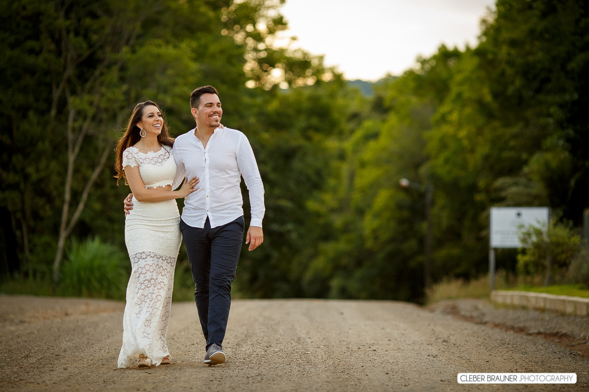 Lindo ensaio de casal, estilo trash the dress, fotos feitas pelo fotógrafo Cleber Brauner, o ensaio foi realizado na Caza Wilfrido em Gramado -Rs
