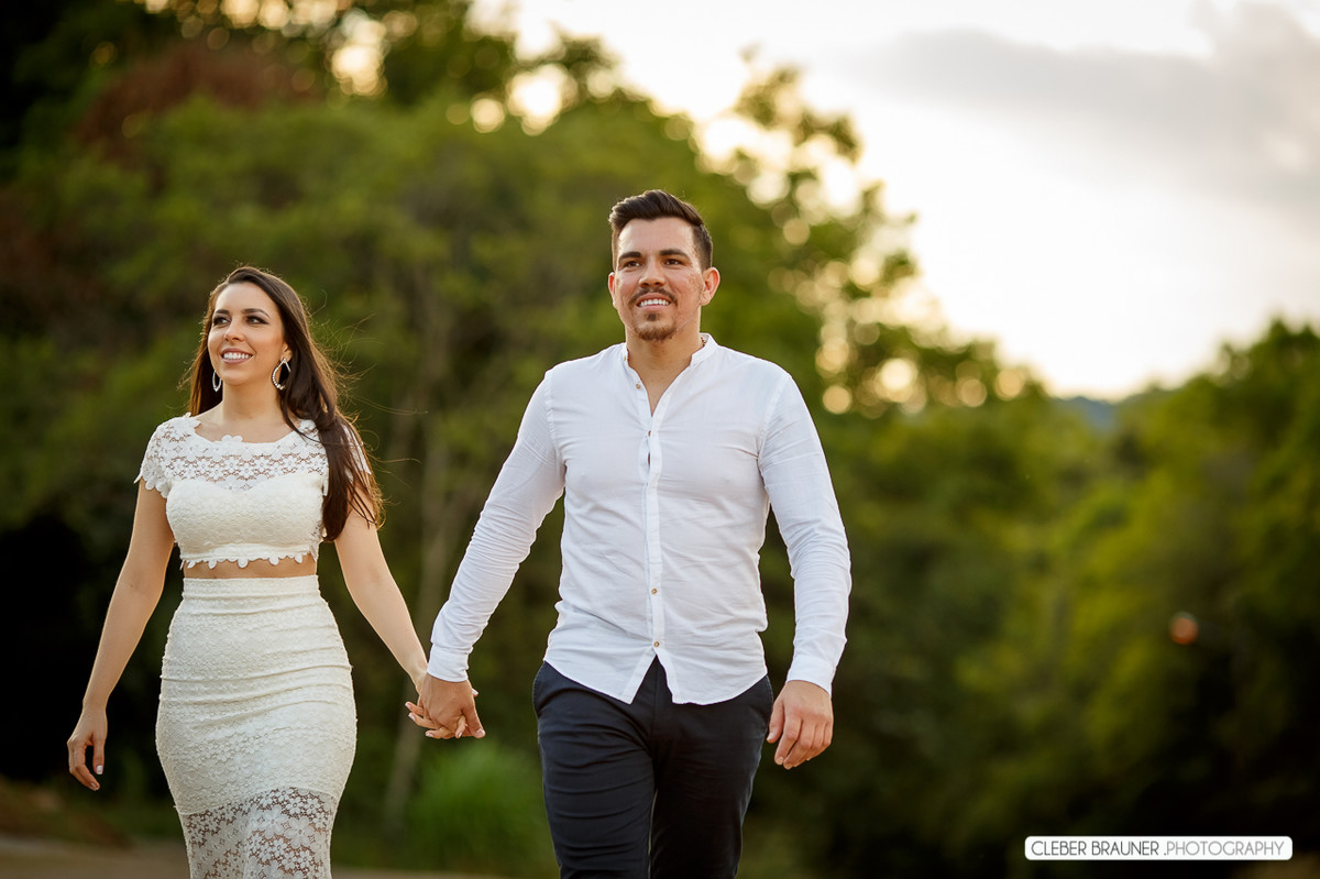 Lindo ensaio de casal, estilo trash the dress, fotos feitas pelo fotógrafo Cleber Brauner, o ensaio foi realizado na Caza Wilfrido em Gramado -Rs
