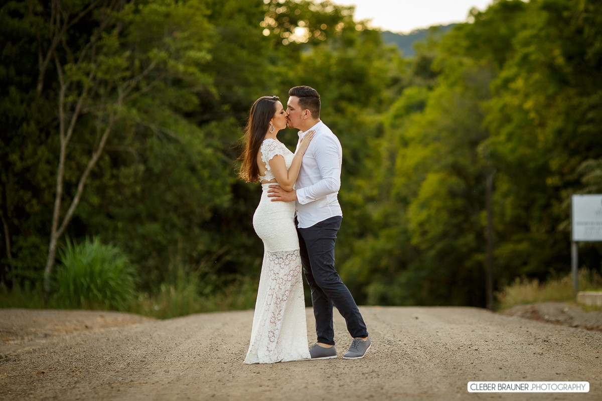 Lindo ensaio de casal, estilo trash the dress, fotos feitas pelo fotógrafo Cleber Brauner, o ensaio foi realizado na Caza Wilfrido em Gramado -Rs