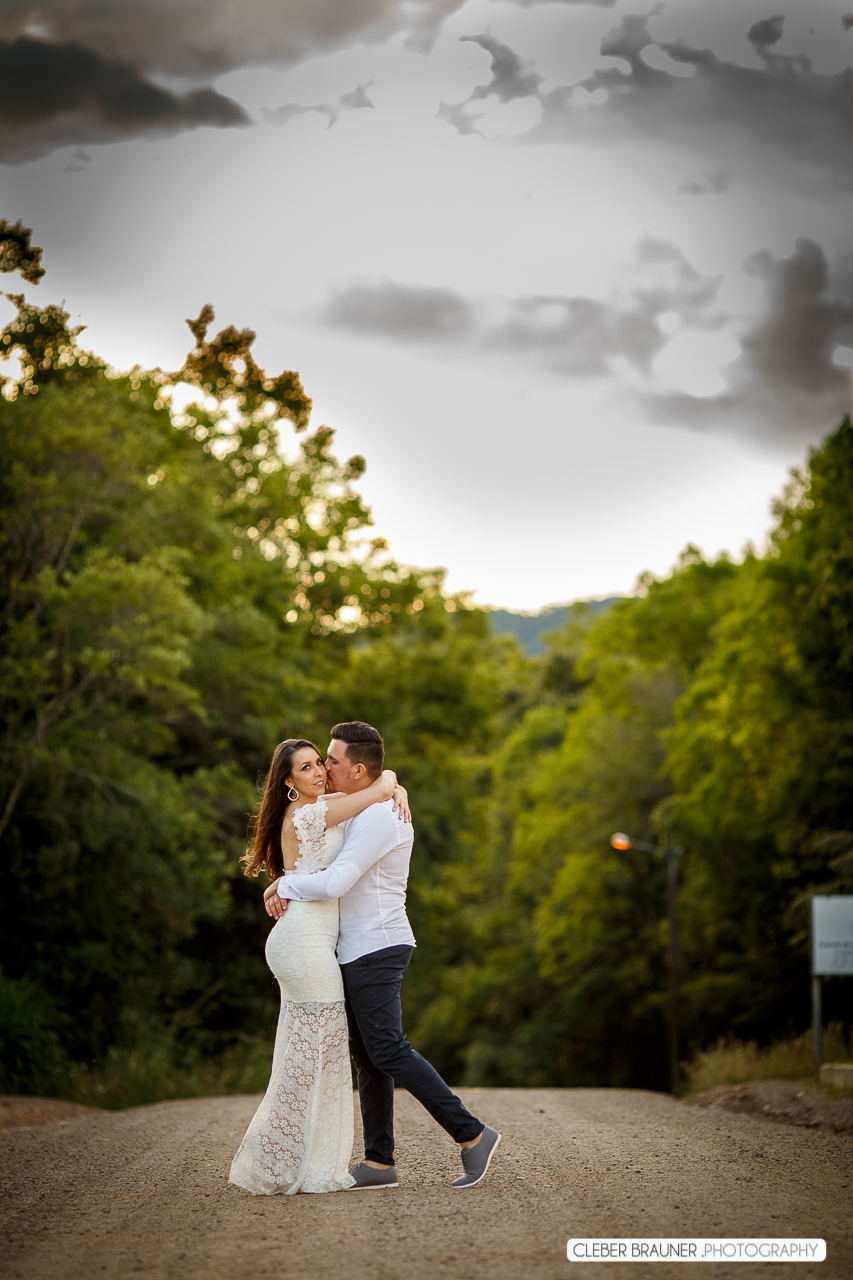 Lindo ensaio de casal, estilo trash the dress, fotos feitas pelo fotógrafo Cleber Brauner, o ensaio foi realizado na Caza Wilfrido em Gramado -Rs