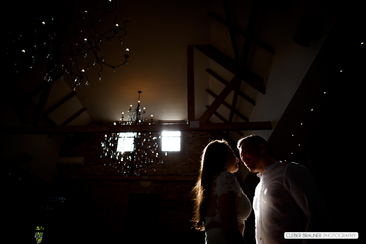 Lindo ensaio de casal, estilo trash the dress, fotos feitas pelo fotógrafo Cleber Brauner, o ensaio foi realizado na Caza Wilfrido em Gramado -Rs