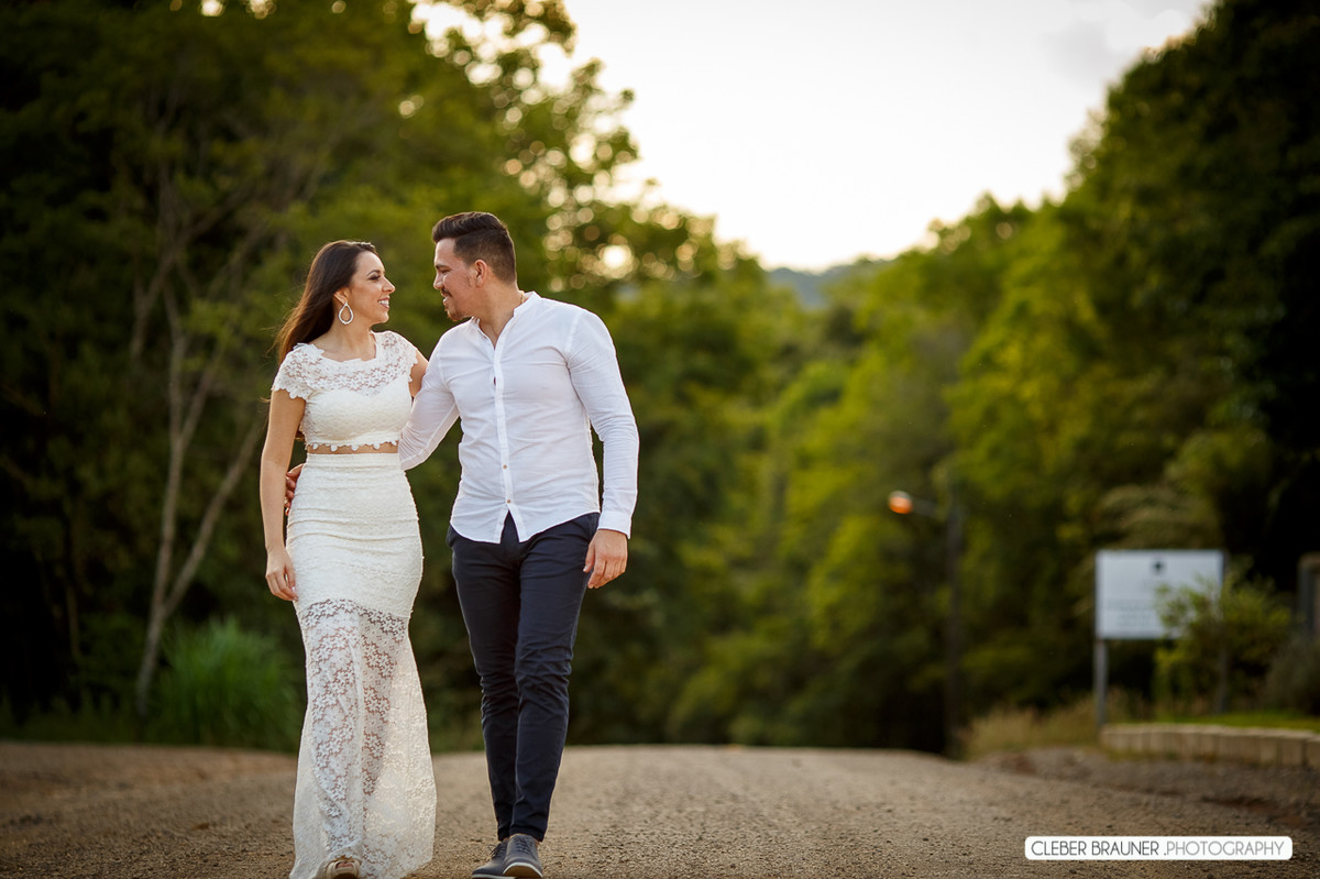 Lindo ensaio de casal, estilo trash the dress, fotos feitas pelo fotógrafo Cleber Brauner, o ensaio foi realizado na Caza Wilfrido em Gramado -Rs