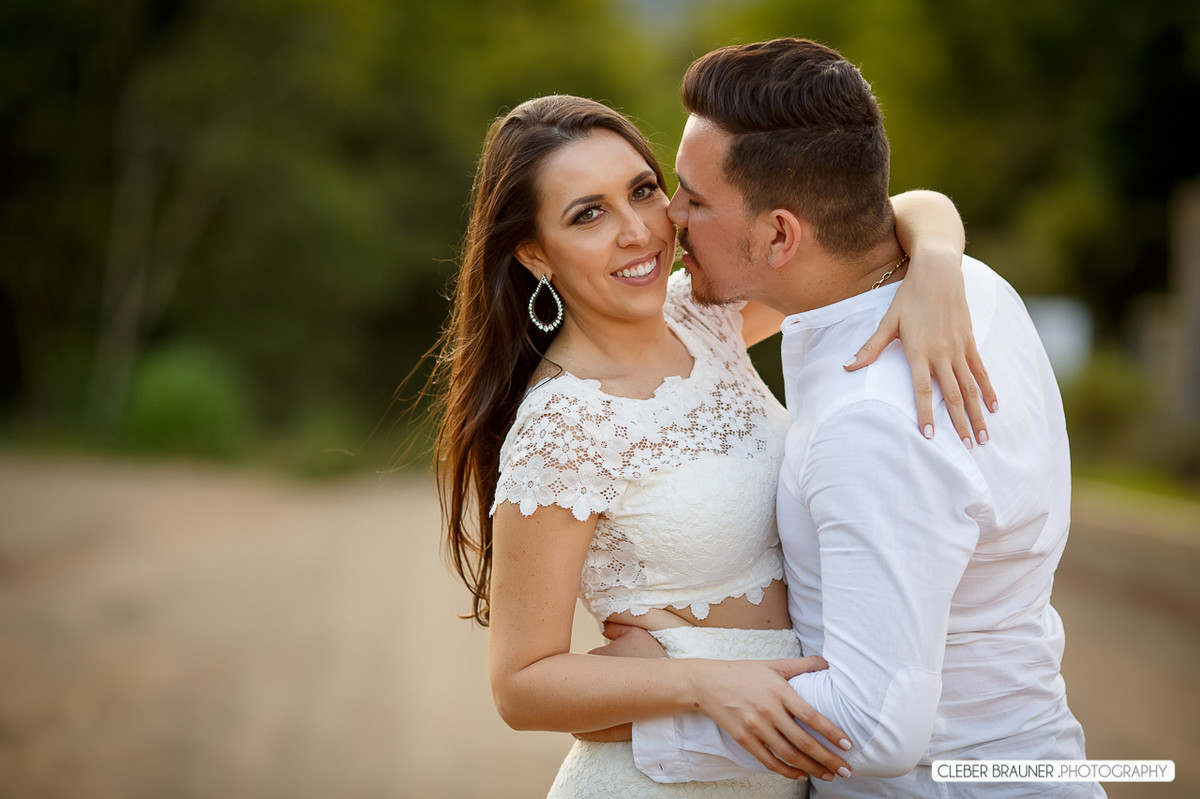 Lindo ensaio de casal, estilo trash the dress, fotos feitas pelo fotógrafo Cleber Brauner, o ensaio foi realizado na Caza Wilfrido em Gramado -Rs